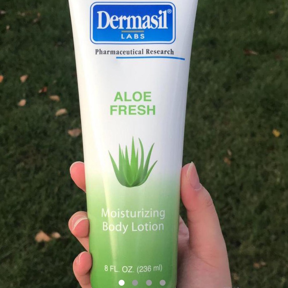 Dermasil labs fresh aloe moisturizing body lotion with aloe Vera 8FL OZ helps